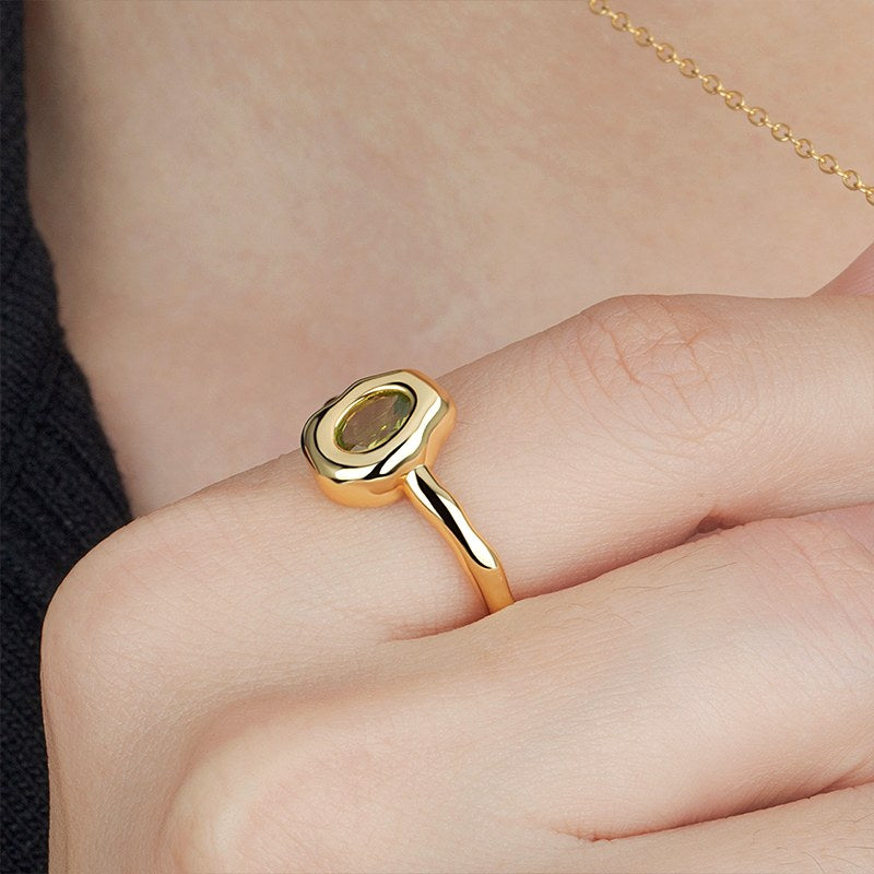Close-up of the Dunes ring with its gemstone