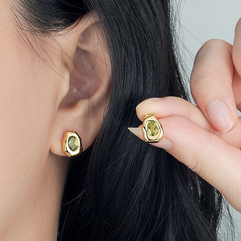 Woman wearing the Dunes ring, necklace and earrings in 925 sterling silver