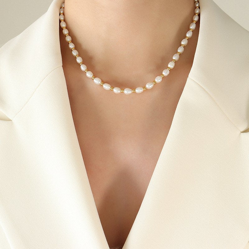 Woman wearing the Luli freshwater pearl choker